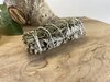 Witte salie met rozemarijn smudge stick