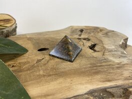 Mini orgoniet piramide met Tijgeroog 