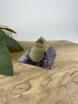 Orgoniet piramide met Amethist