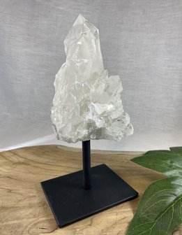Bergkristal cluster op metalen standaard