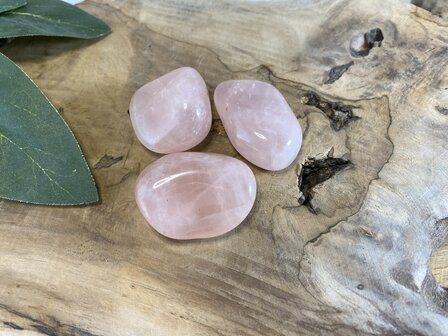 Rozekwarts trommelsteen