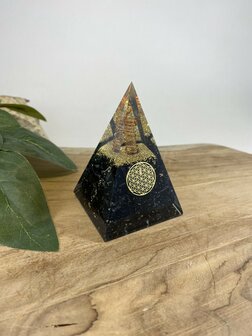 Orgoniet piramide met zwarte toermalijn