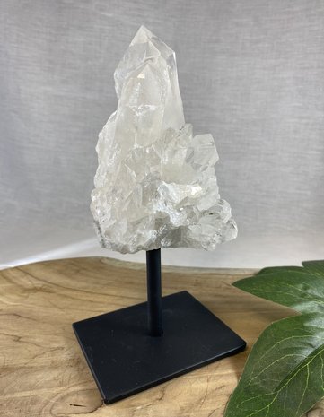 Bergkristal cluster op metalen standaard