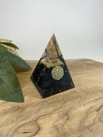 Orgoniet piramide met zwarte toermalijn