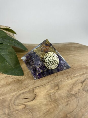 Orgoniet piramide met Amethist en levensbloem