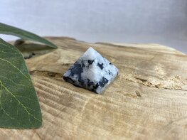 Maansteen piramide 28/30mm Maansteen piramide 28/30mm