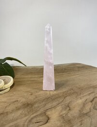 Rozekwarts obelisk 2
