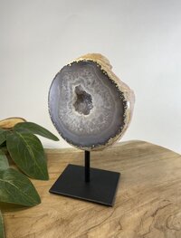 Agaat helft op metalen standaard 5 Agaat helft op metalen standaard 5