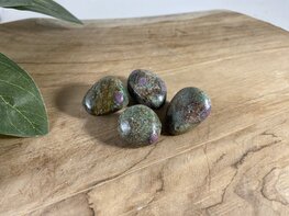 Robijn in Fuchsiet trommelsteen XS Robijn in Fuchsiet trommelsteen XS